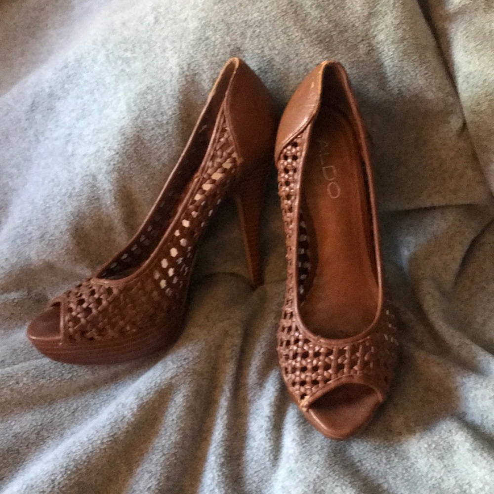 Well loved Aldo heels